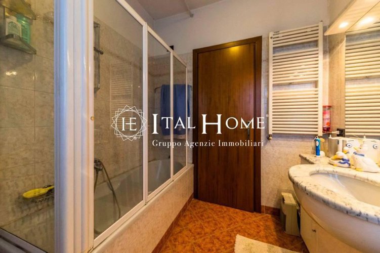 Vendesi villa singola disposta su due piani con box a lato.. Bergamo