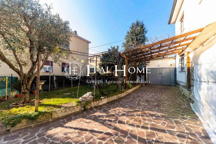 Vendesi villa singola disposta su due piani con box a lato.. Bergamo