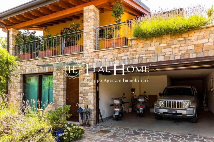 Ai piedi dei colli, Vendesi bellissima e moderna Villa Bergamo