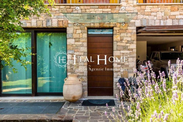 Ai piedi dei colli, Vendesi bellissima e moderna Villa Bergamo