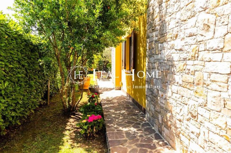 Ai piedi dei colli, Vendesi bellissima e moderna Villa Bergamo