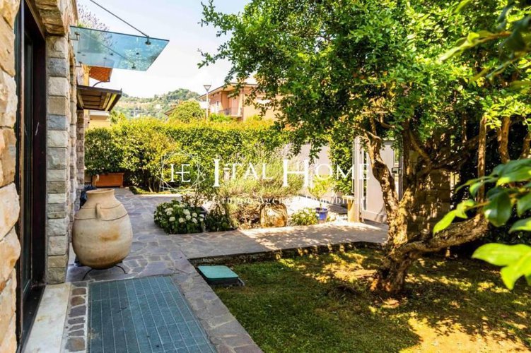 Ai piedi dei colli, Vendesi bellissima e moderna Villa Bergamo