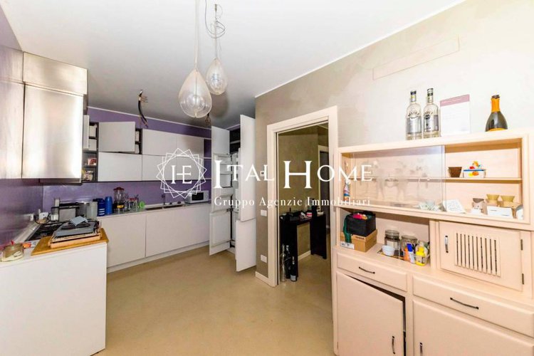 Vendesi "Tipo Villetta" con porticato, grande parco macchine