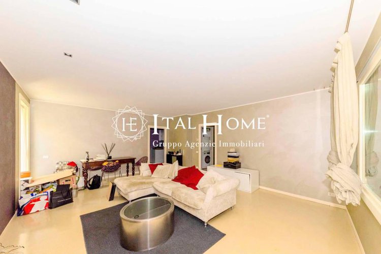 Vendesi "Tipo Villetta" con porticato, grande parco macchine Bergamo