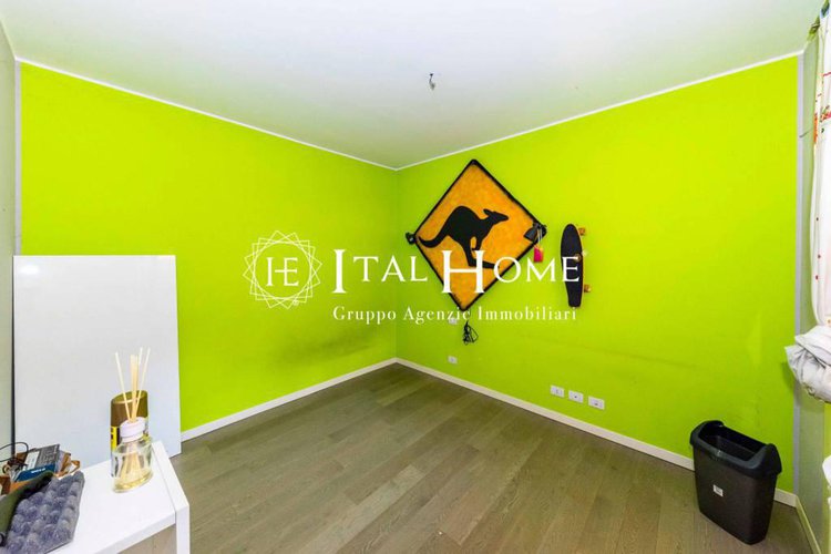 Vendesi "Tipo Villetta" con porticato, grande parco macchine Bergamo