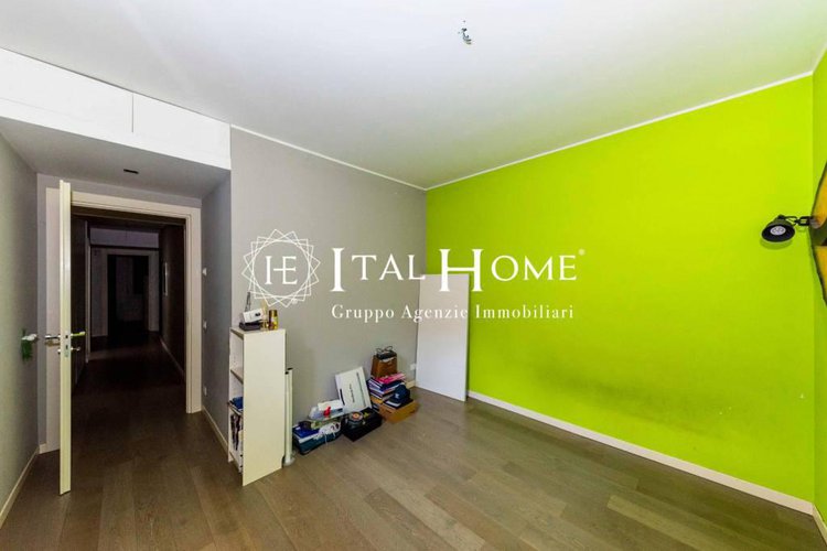 Vendesi "Tipo Villetta" con porticato, grande parco macchine Bergamo