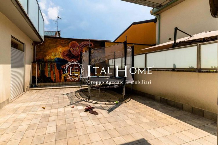 Vendesi "Tipo Villetta" con porticato, grande parco macchine Bergamo