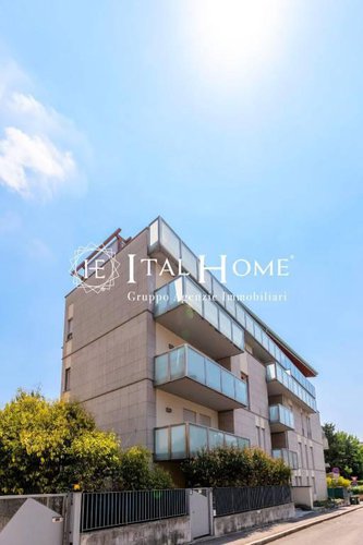 Vendesi "Tipo Villetta" con porticato, grande parco macchine Bergamo