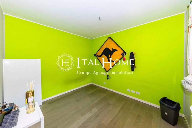 Vendesi "Tipo Villetta" con porticato, grande parco macchine Bergamo