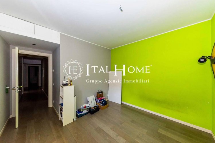 Vendesi "Tipo Villetta" con porticato, grande parco macchine Bergamo