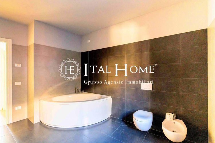 Nuovo, app.to 160 mq + terrazza stellare, incluso box Bergamo