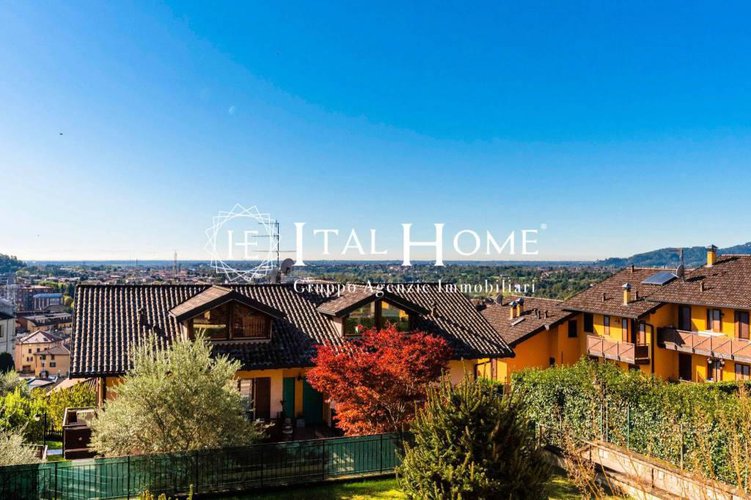 Vendesi immersa nel verde meravigliosa villa Bergamo