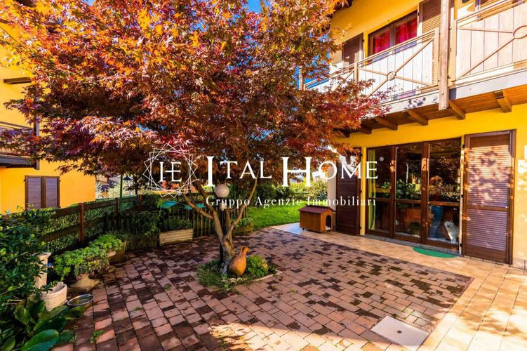 Vendesi immersa nel verde meravigliosa villa Bergamo