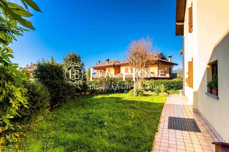 Vendesi immersa nel verde meravigliosa villa Bergamo