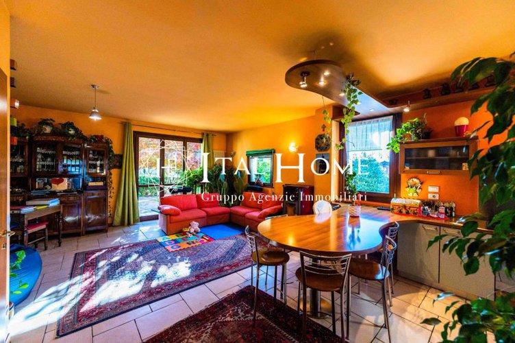 Vendesi immersa nel verde meravigliosa villa Bergamo