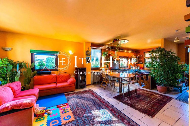 Vendesi immersa nel verde meravigliosa villa Bergamo