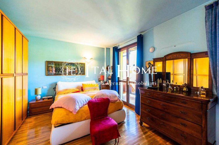 Vendesi immersa nel verde meravigliosa villa Bergamo