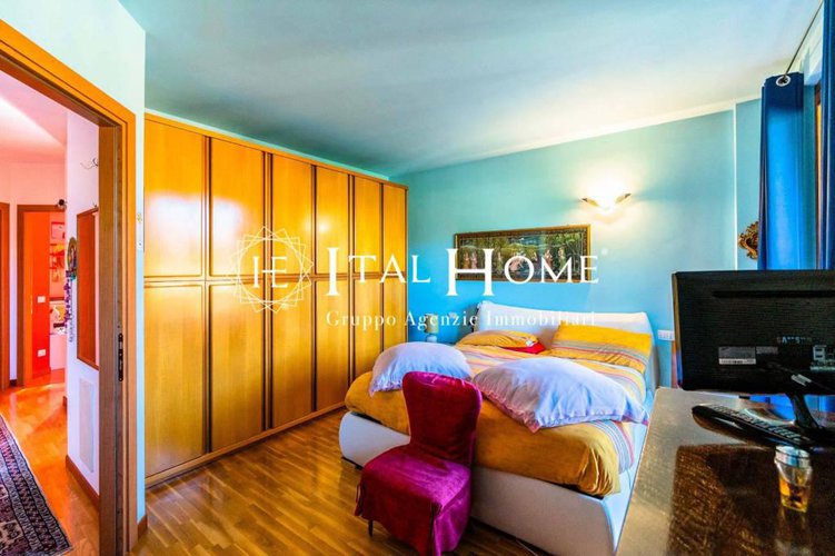 Vendesi immersa nel verde meravigliosa villa Bergamo