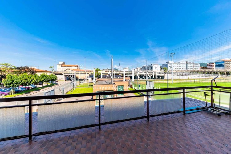 Vendesi intera villa con negozi/uffici a piano terra. Bergamo