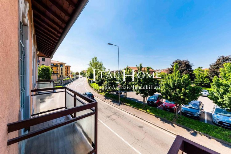 Vendesi intera villa con negozi/uffici a piano terra. Bergamo