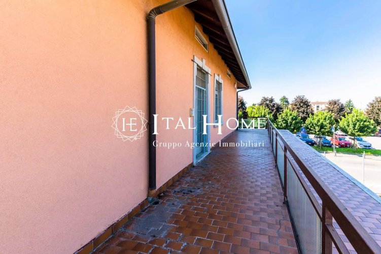 Vendesi intera villa con negozi/uffici a piano terra. Bergamo