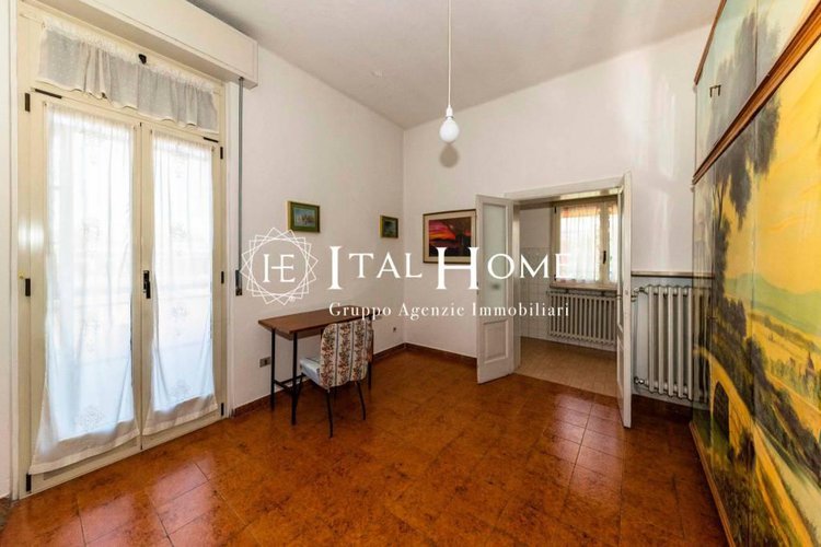 Vendesi intera villa con negozi/uffici a piano terra. Bergamo