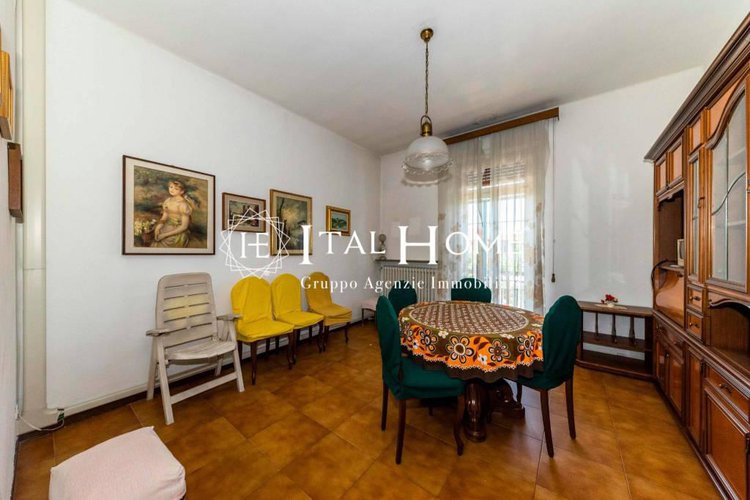 Vendesi intera villa con negozi/uffici a piano terra. Bergamo