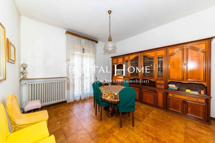 Vendesi intera villa con negozi/uffici a piano terra. Bergamo