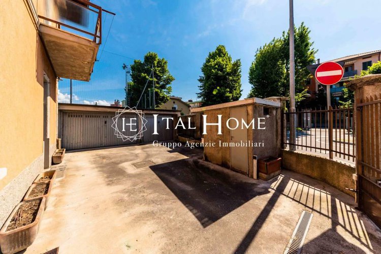 Vendesi intera villa con negozi/uffici a piano terra. Bergamo