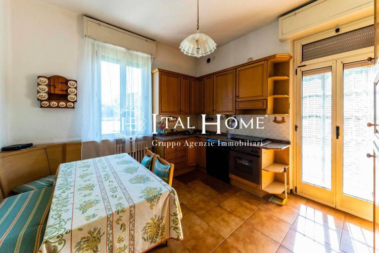 Vendesi intera villa con negozi/uffici a piano terra. Bergamo