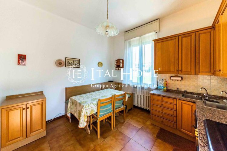 Vendesi intera villa con negozi/uffici a piano terra. Bergamo