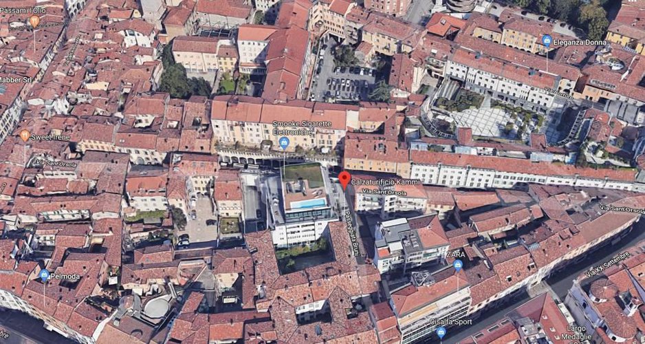 Negozio con 3 vetrine in via Sant'Orsola.