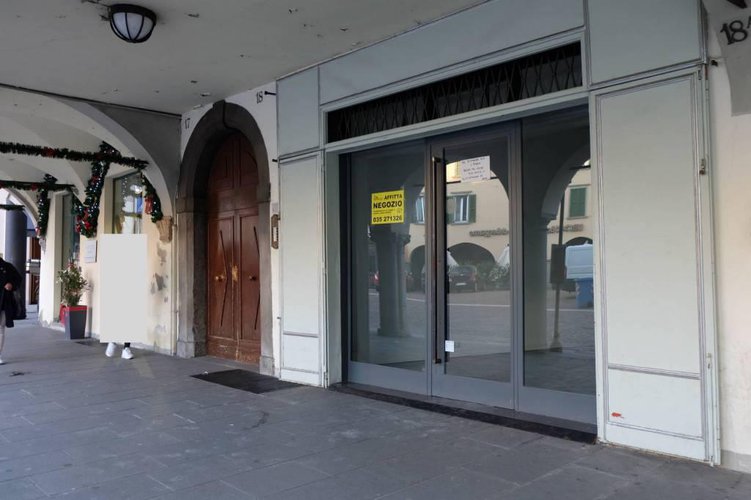 Piazza Pontida negozio con ottimo passaggio