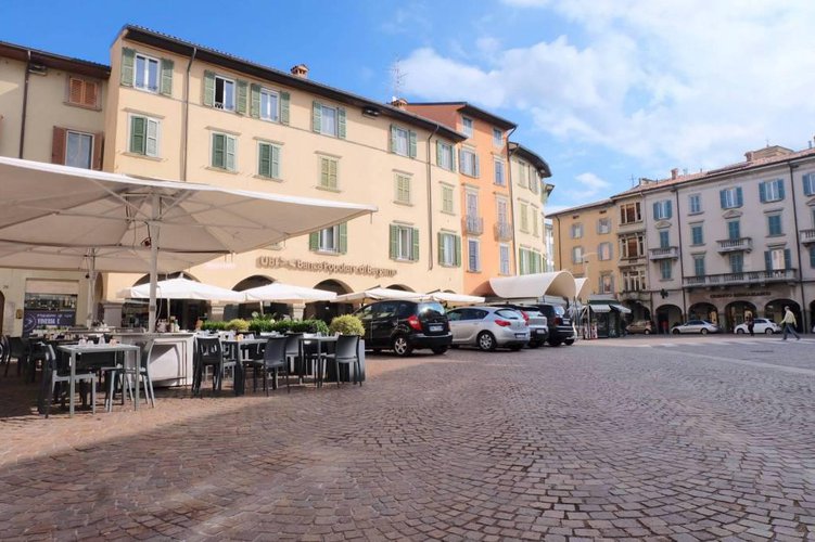 Piazza Pontida negozio con ottimo passaggio Bergamo
