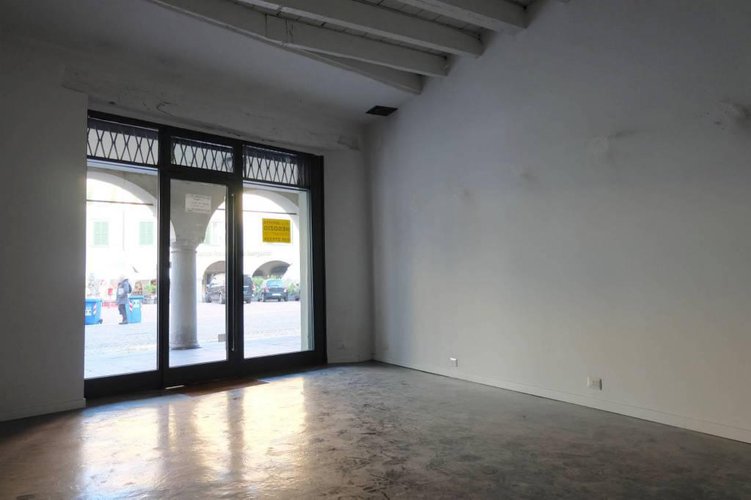Piazza Pontida negozio con ottimo passaggio Bergamo