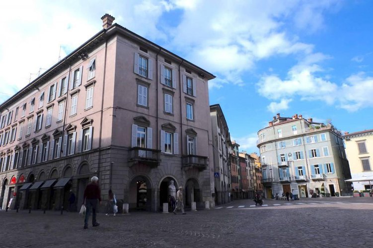 Piazza Pontida negozio con ottimo passaggio Bergamo