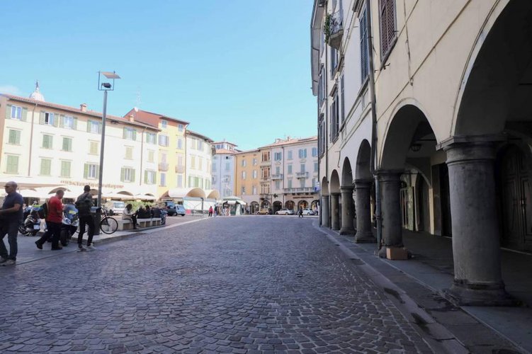Piazza Pontida negozio con ottimo passaggio Bergamo