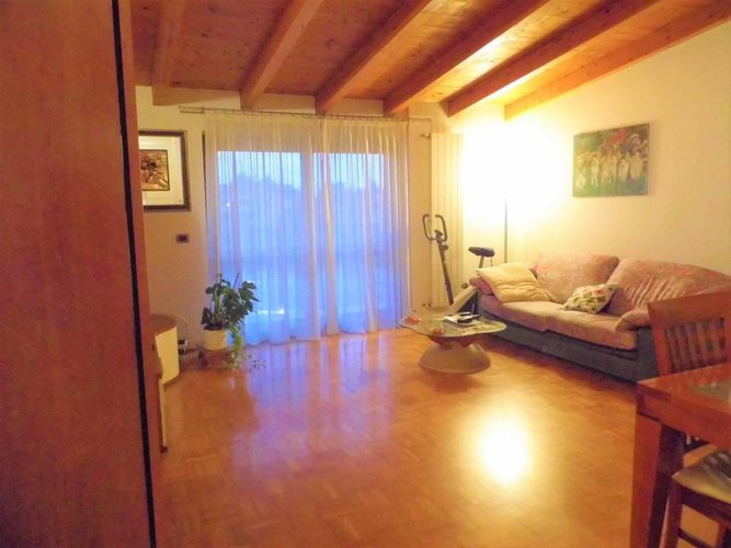 centro paese, zona pregevole, ultimo piano. Per investitori Calcinate