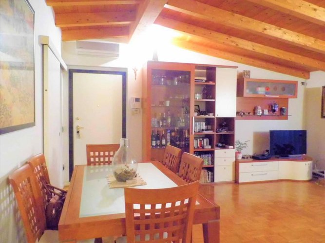 centro paese, zona pregevole, ultimo piano. Per investitori Calcinate