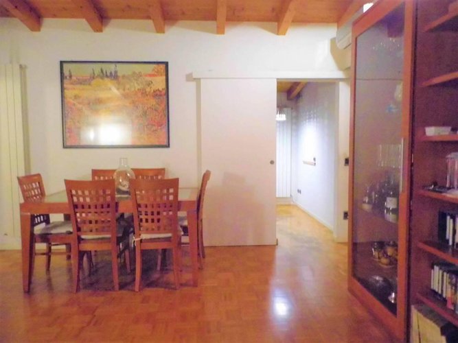 centro paese, zona pregevole, ultimo piano. Per investitori Calcinate