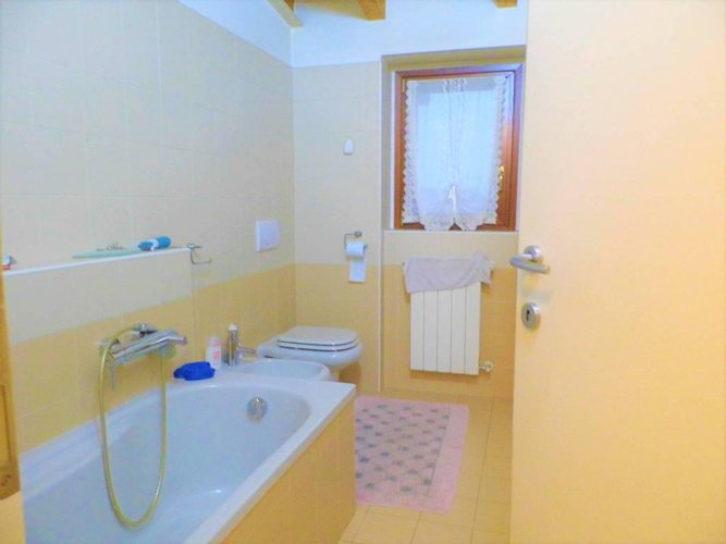 centro paese, zona pregevole, ultimo piano. Per investitori Calcinate