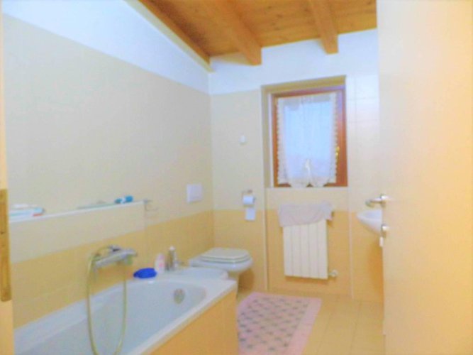 centro paese, zona pregevole, ultimo piano. Per investitori Calcinate