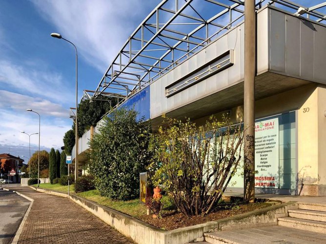 CENTRALISSIMO NEGOZIO/UFFICIO CON AREA ESTERNA DI 150 MQ Nembro