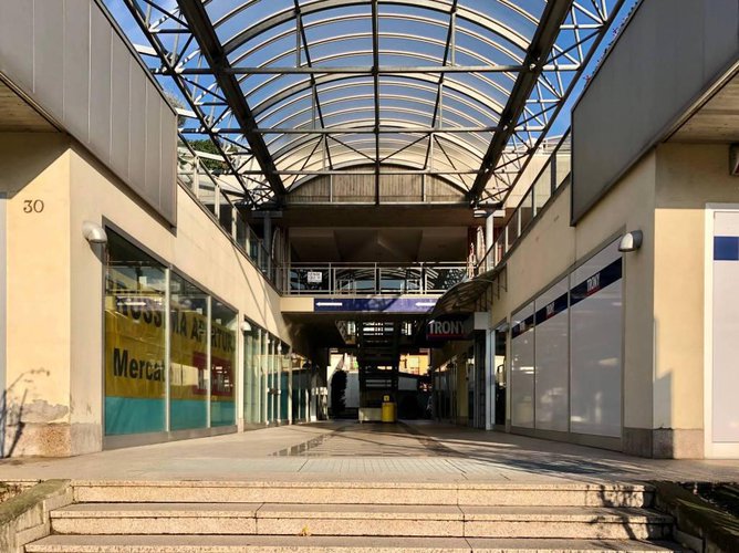 CENTRALISSIMO NEGOZIO/UFFICIO CON AREA ESTERNA DI 150 MQ Nembro