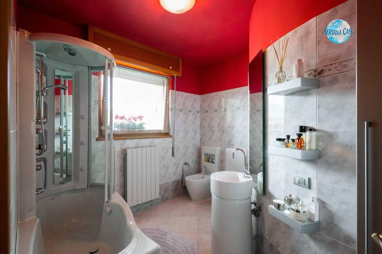 Grazioso quadrilocale con box doppio, arredato! Nembro