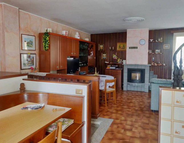 Villetta a schiera di testa con giardinetto Albino