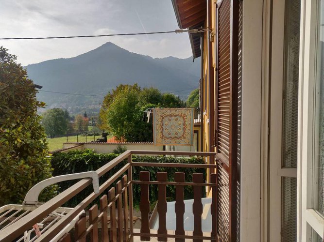 Villetta a schiera di testa con giardinetto Albino