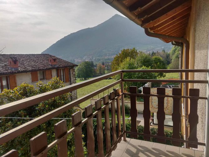 Villetta a schiera di testa con giardinetto Albino