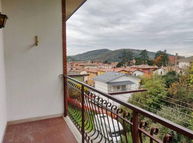 Grande quadrilocale con box e cantina Nembro