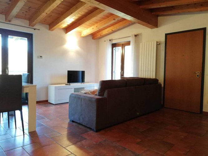 Trilocale ultimo piano con box... arredato! Albino